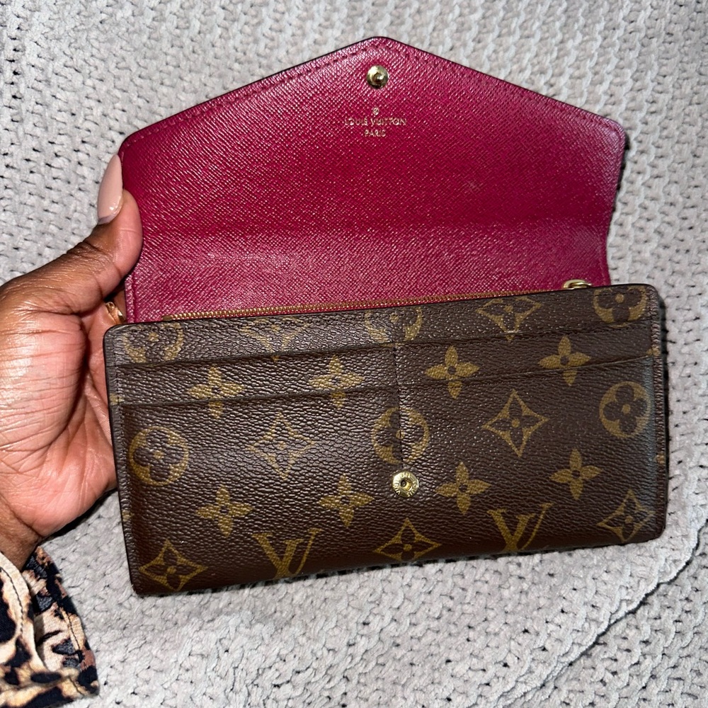 Authentic Louis Vuitton Sarah Wallet in Monogram with Fuschia interior - Picture 11 of 16